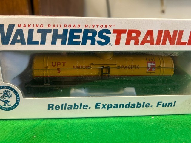NCE Cab Controler, 1-Walthers Mainline EMD SD60M DCC w/LokSound – CP and CSX DCC