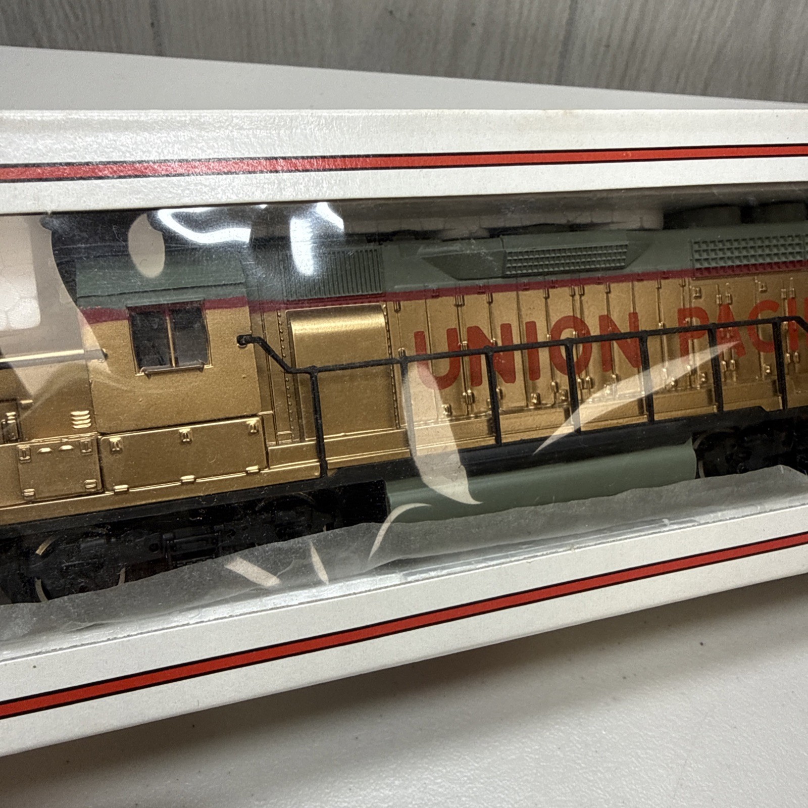 Bachmann HO Gauge Union Pacific GP 40 Gold Colored Engine New