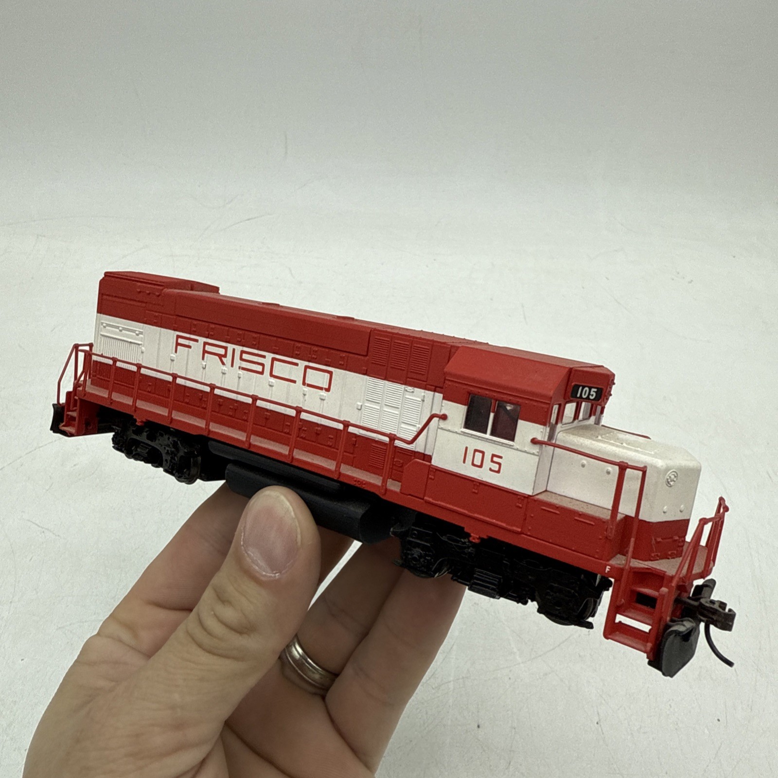 Walthers Proto ~ HO Scale ~ Frisco SLSF ~ GP #105 DC Power