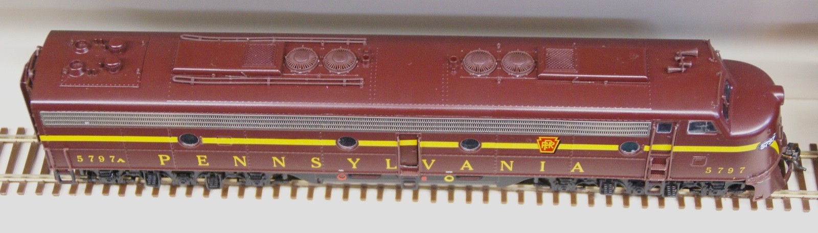 Proro 2000 HO Pair of EMD E8/E9 PRR Pennsylvania #5713 and #5797, DCC, No Sound