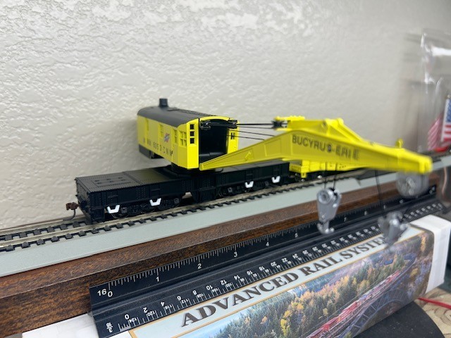 CHICAGO & NORTH WESTERN / 200 ton ROTATING HD WRECK CRANE w/TENDER HO SCALE NEW