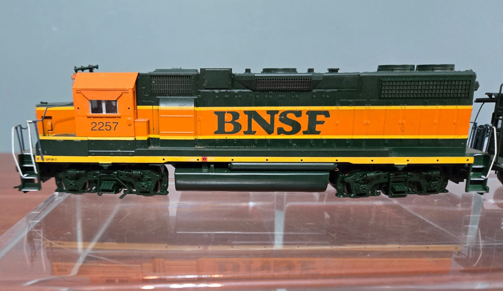 HO ATHEARN BNSF # 2257 Locomotive with Matching Caboose
