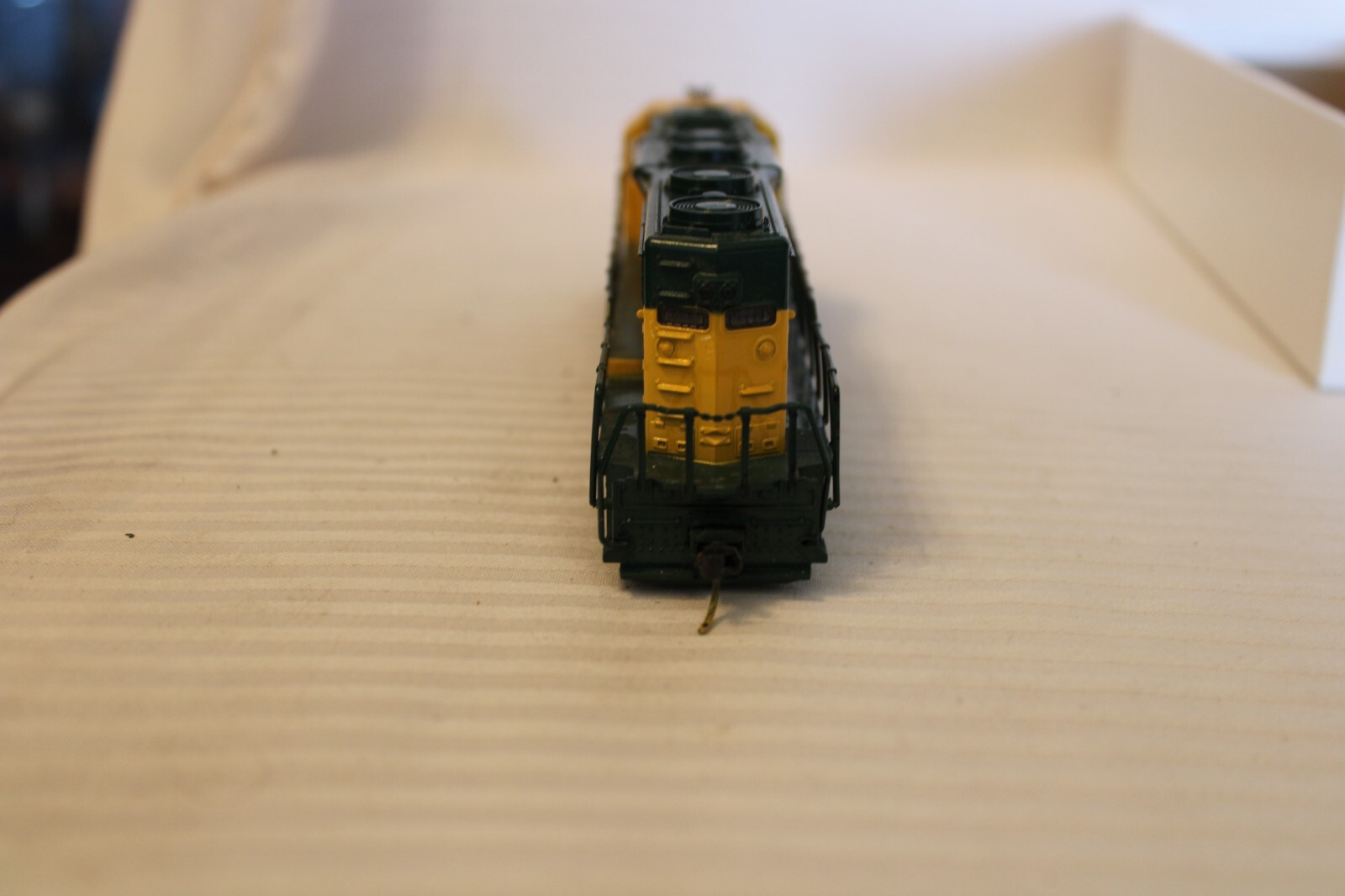 HO Scale Atlas, SD35 Diesel Locomotive, Golden Feather, Green & Yellow NO #