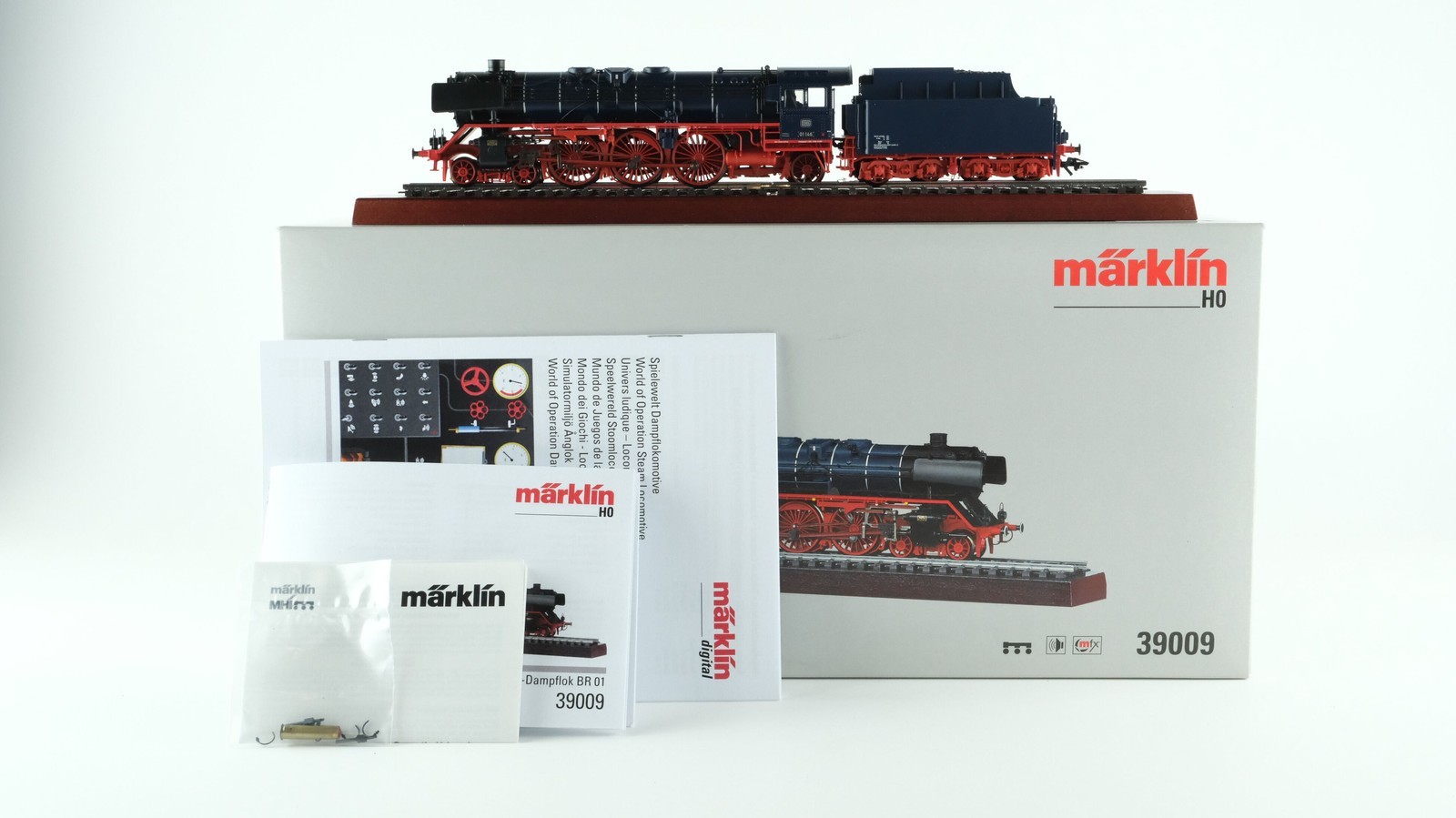 Marklin HO 39009 BR01 Blue Steam Loc w/manual, smoke unit, accessories NIB