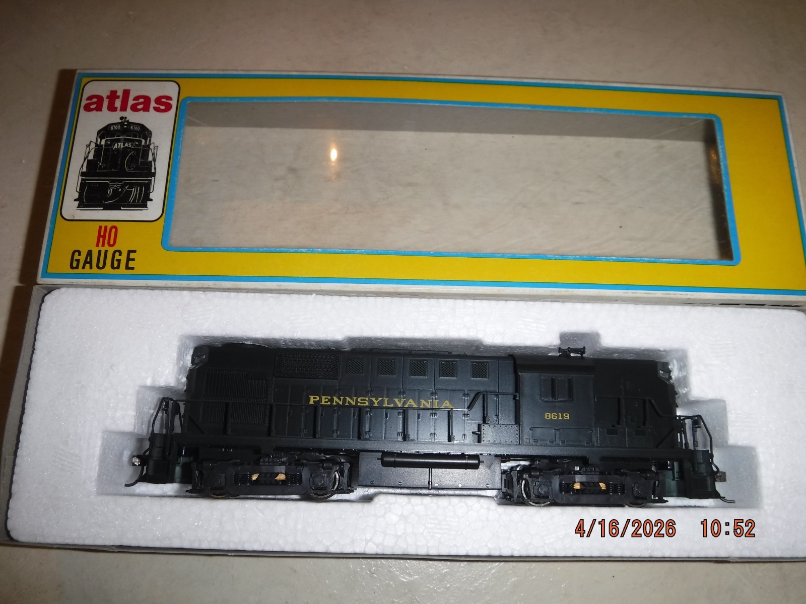 ATLAS (KATO BUILT) HO RS-11 PENNSYLVANIA DIESEL LOCOMOTIVE #8619 – NOS NEW!