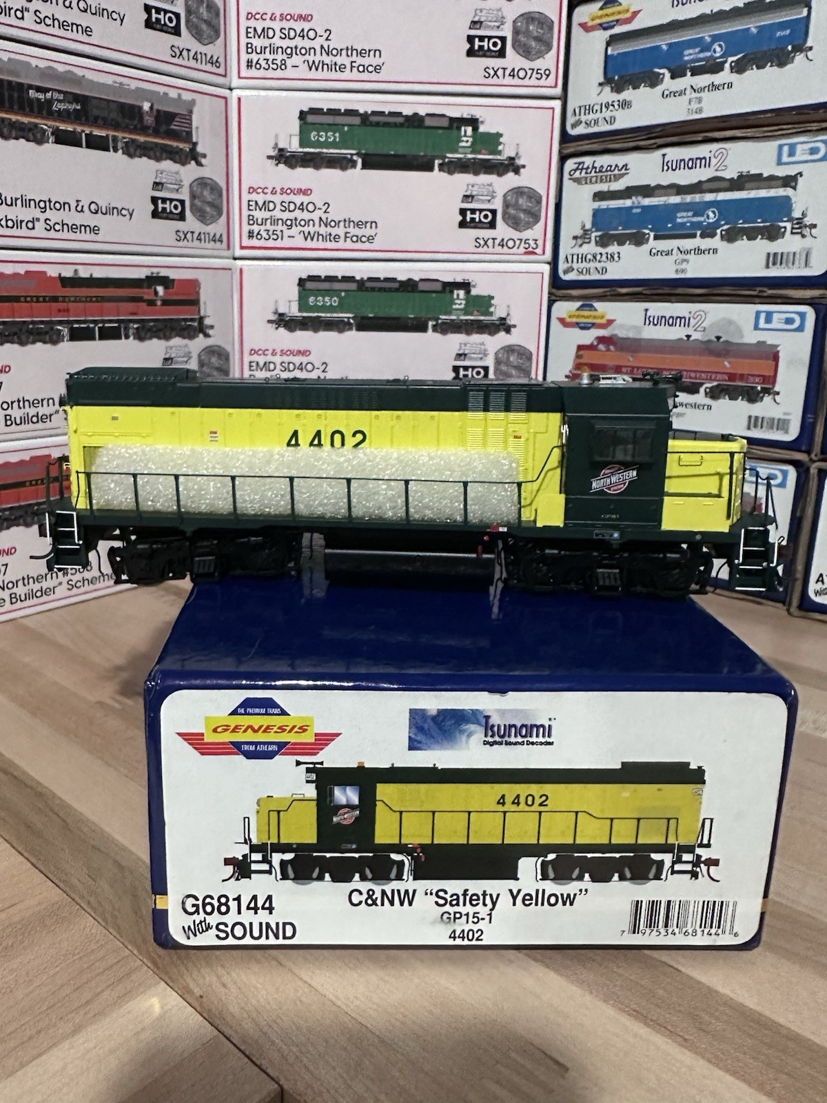 Athearn Genesis HO EMD GP15-1 C&NW Safety#4402 DCC&Sound LNIB