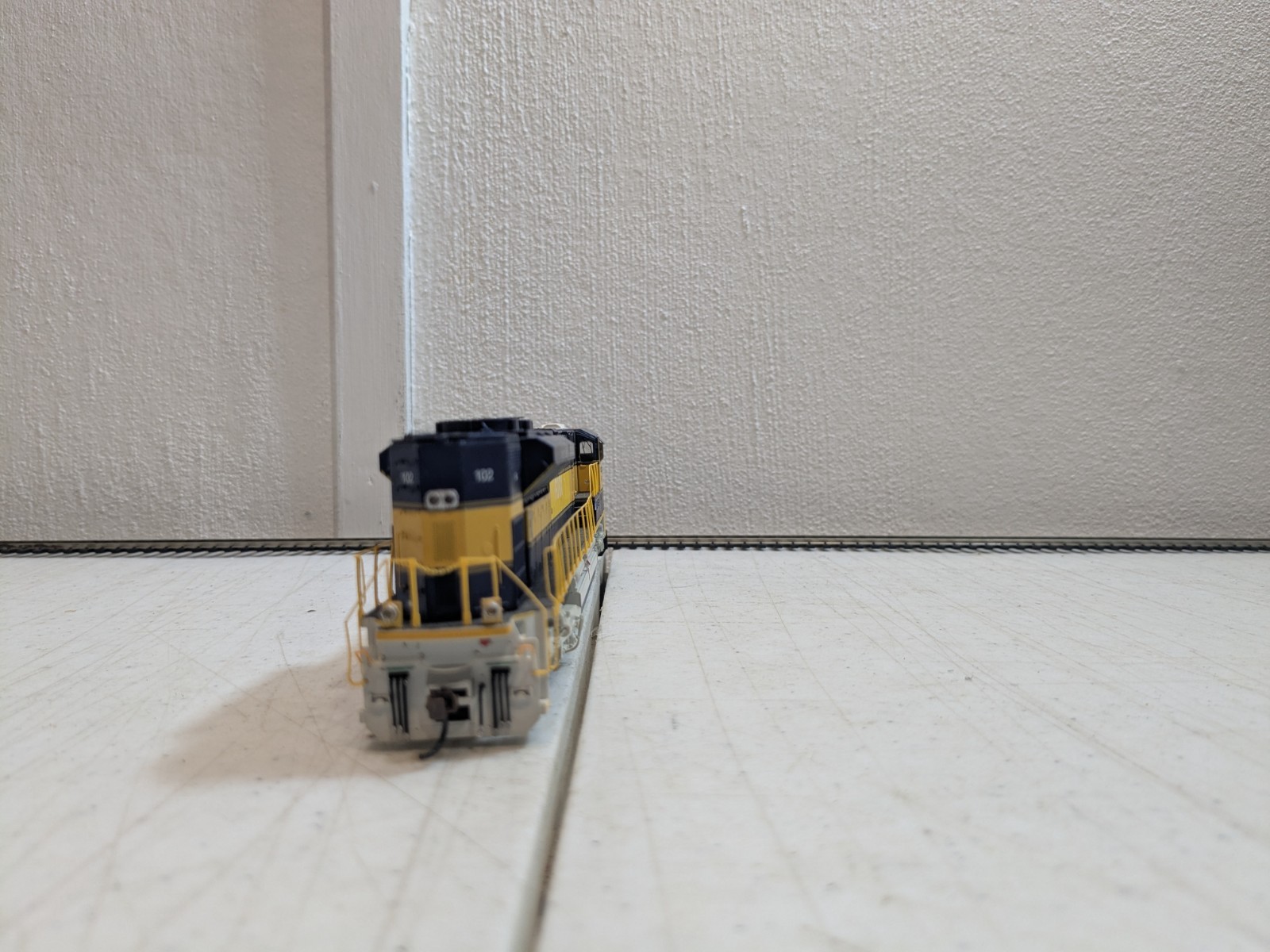 Genesis ATHG69269 – First Union Rail #102 SD70M-2 Diesel Locomotive – DC – HO