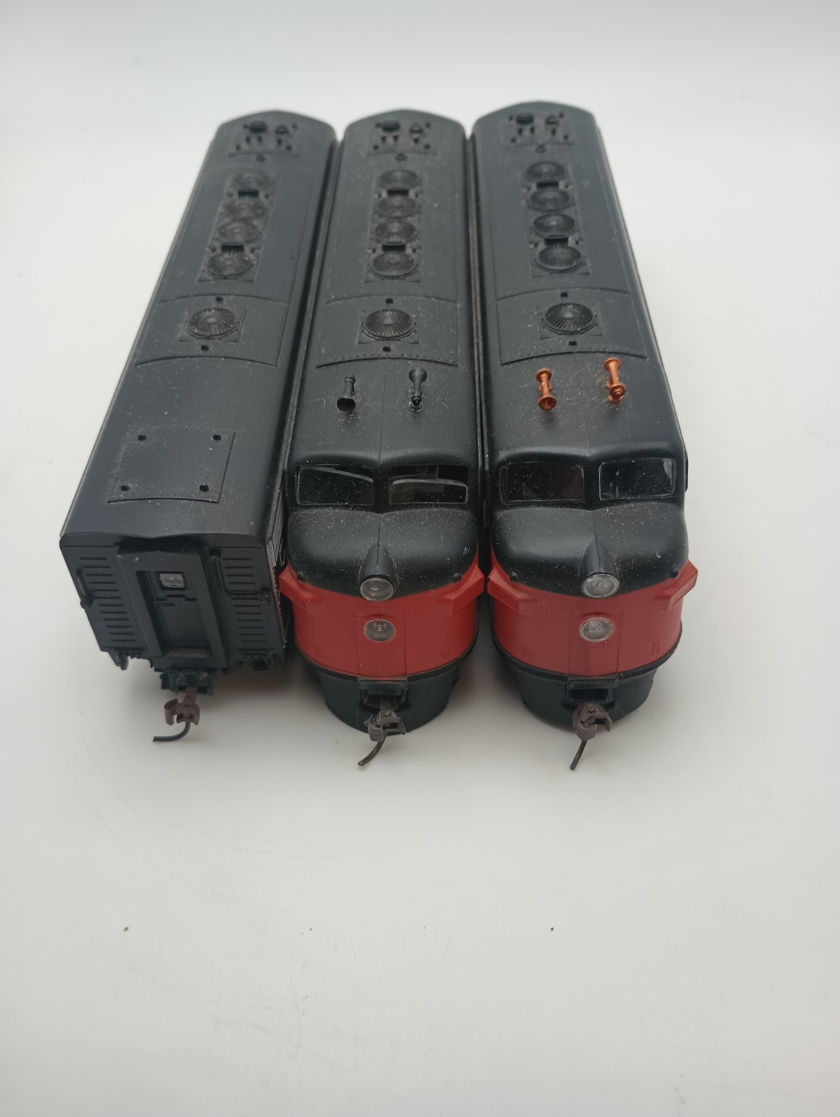 HO Scale Athearn Amtrak F7AAB Set Powered And Dummy Diesel Locomotives