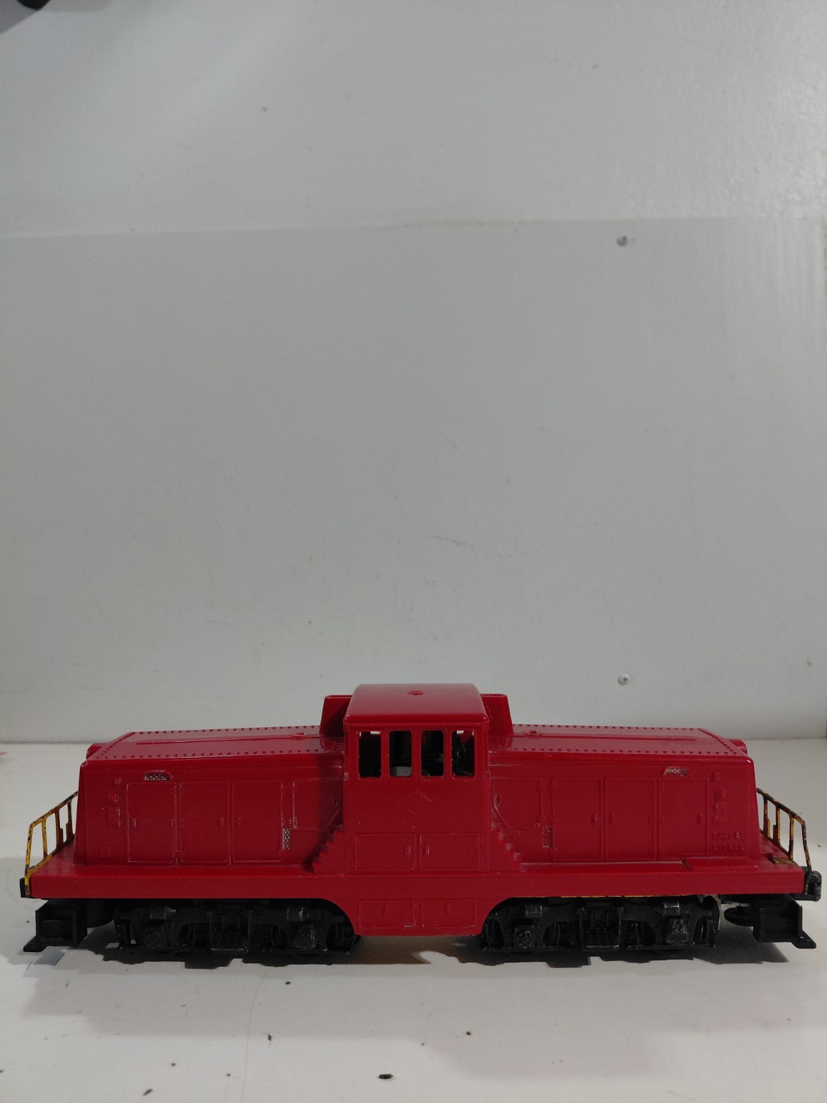 Lionel Train O Gauge Model Railroad Red GE 44 Ton Diesel Switcher Engine