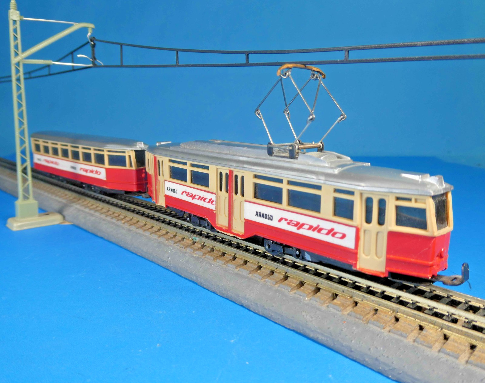 ARNOLD RAPIDO HO WIKING MOTORIZED STREETCAR FOR USE ON N GAUGE 9MM TRACK-1964-OB