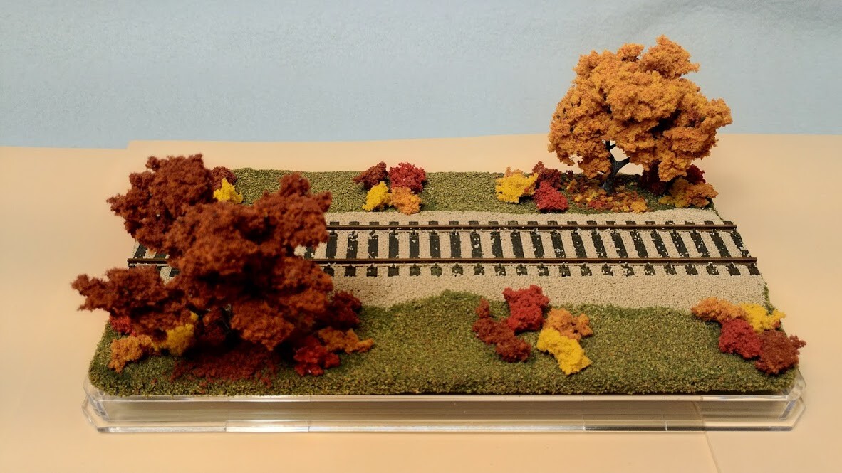 HO SCALE 9″ DISPLAY CASE -FALL FOLIAGE SCENE -FOR ANY HO LOCO & CAR