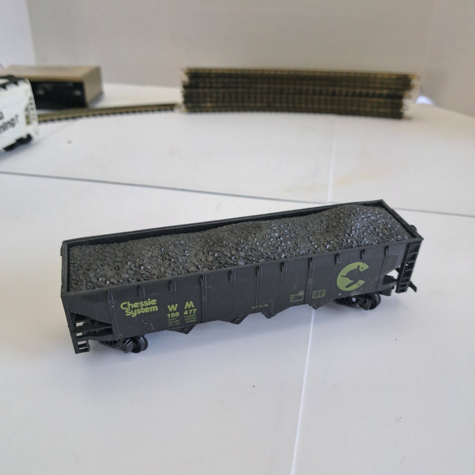 HO Scale AHM Alco Century 424 Central NJ Locomotive 1540, Tender, 3 Cars, Tracks