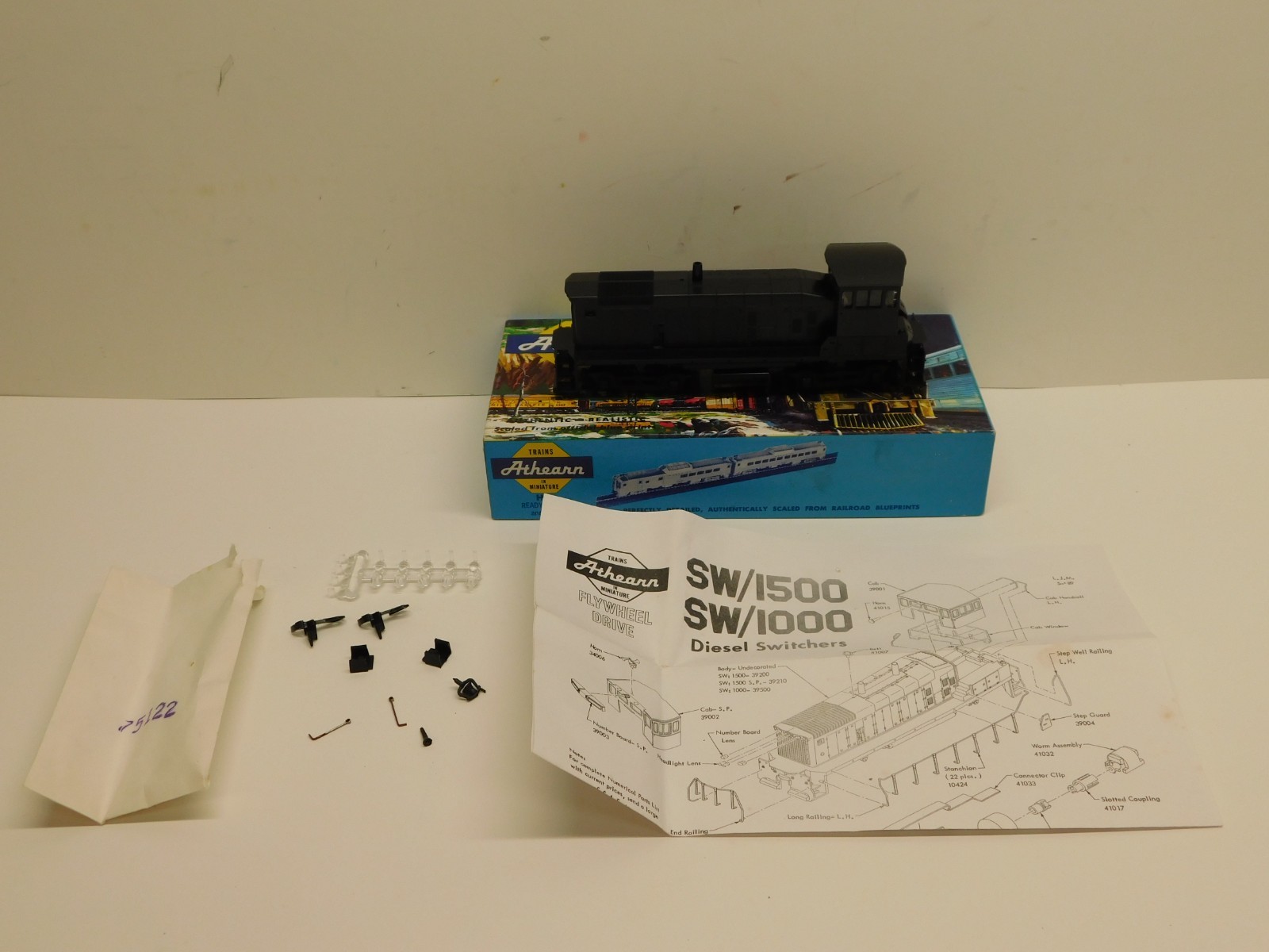 Athearn Blue Box Undecorated SW1500/SW1000 Diesel Locomotive-Unpowered Dummy C