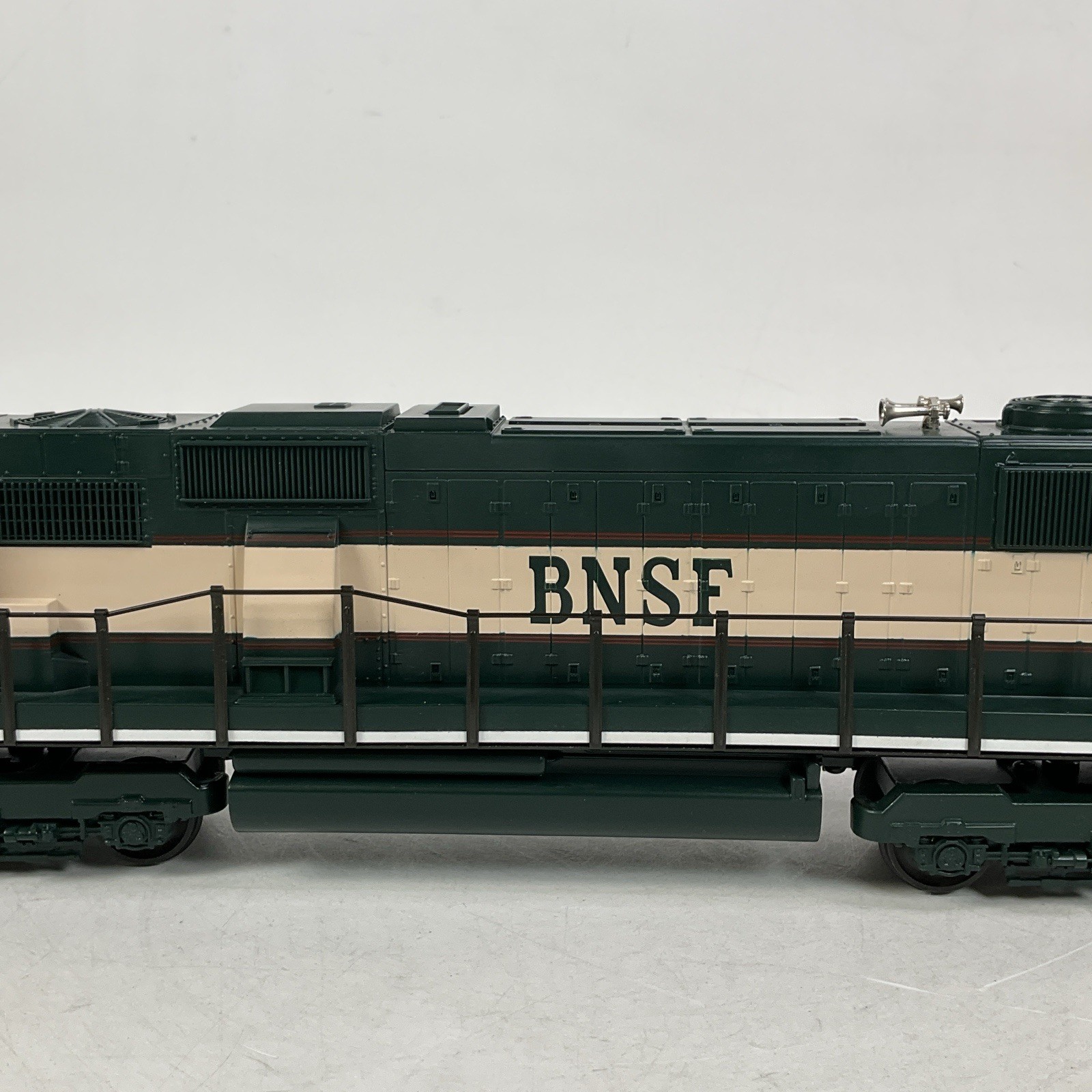MTH Premier 20-2154-2 BNSF Cab No. 9400 EMD SD-70 MAC 2-Rail O Scale Diesel