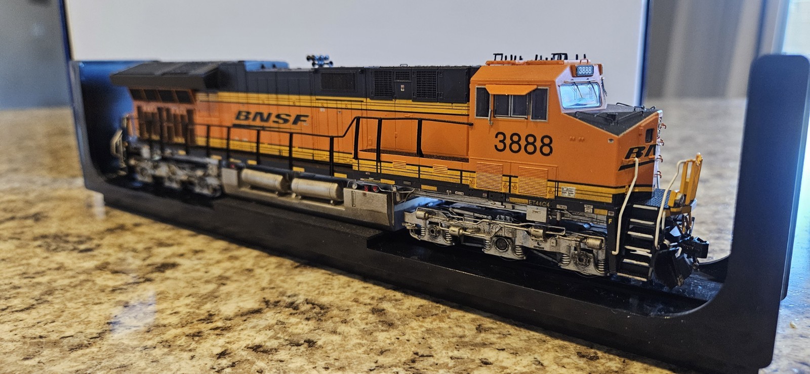 HO Scale InterMountain BNSF No 3888 ET44C4 DCC SOUND EQUIPPED