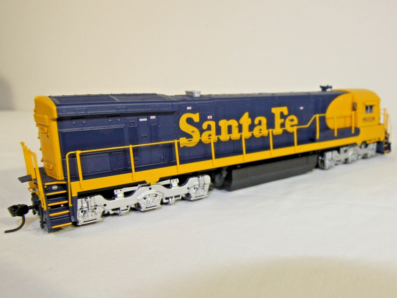 HO BLI Paragon 2 sound DC/DCC GE C30-7 ATSF #8018 Santa Fe classic blue/yellow