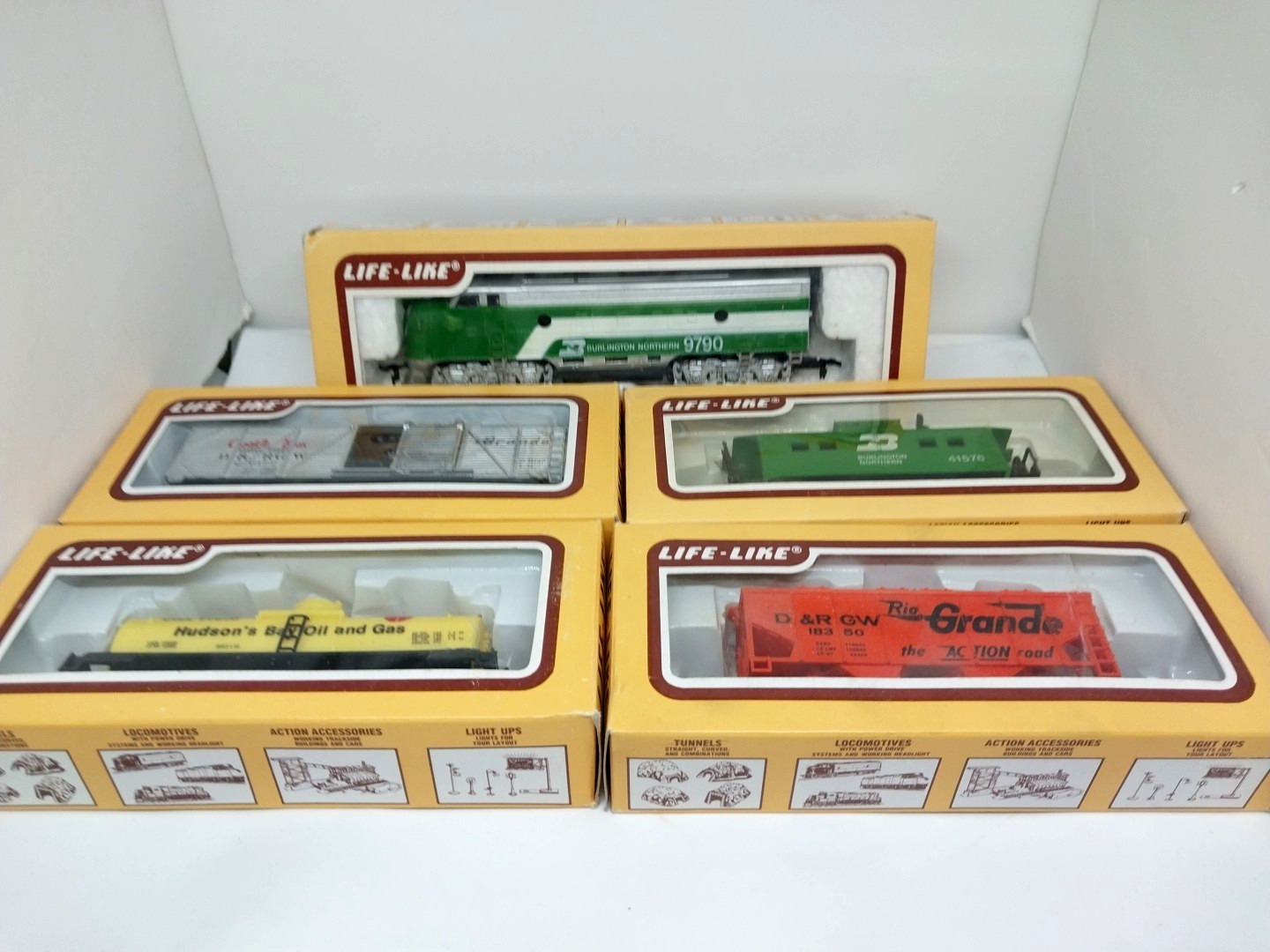 Life-Like Locomotive Train Set Complete Tracks, 5 cars, Transformer, etc.