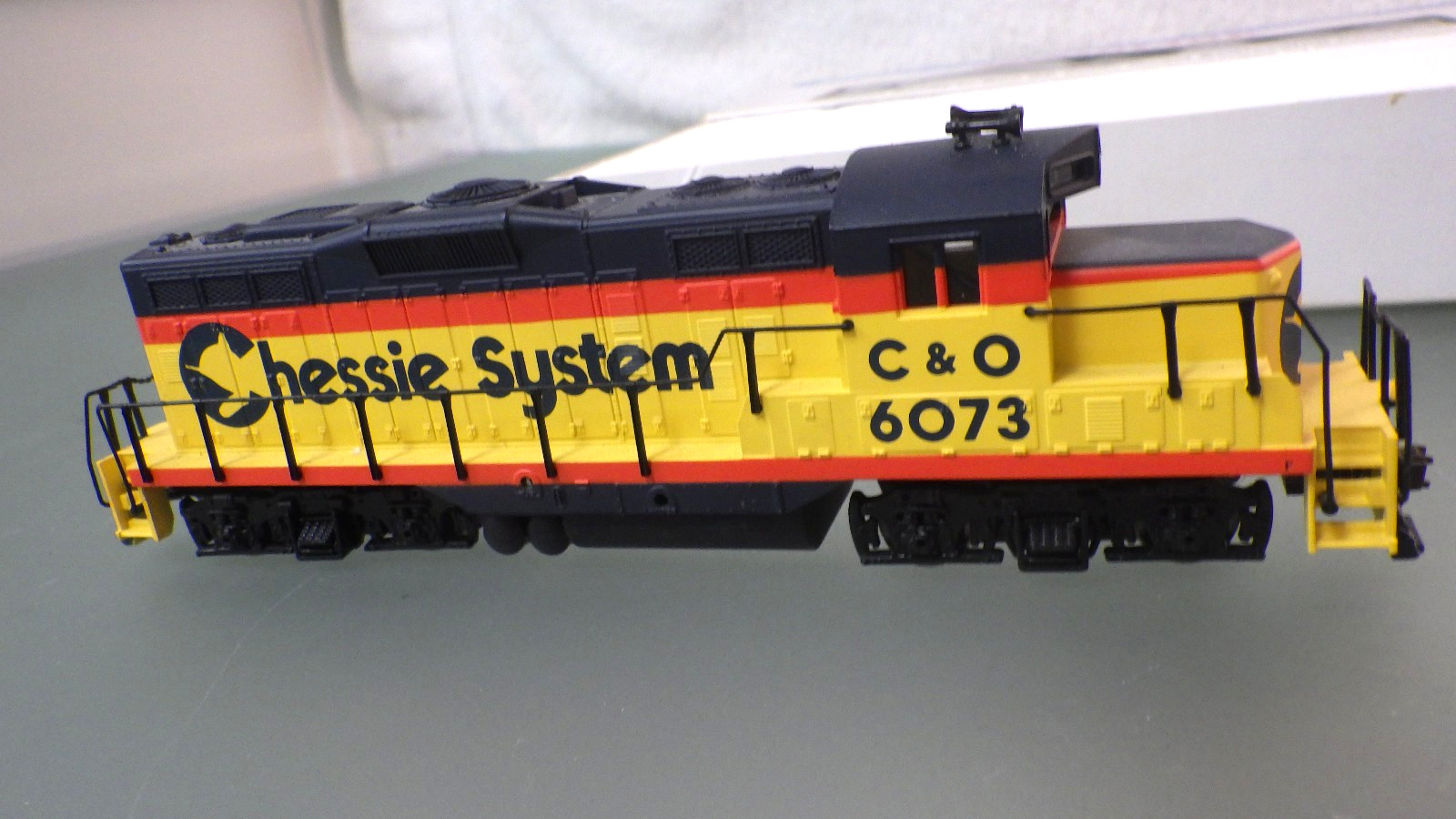 HO-Walthers 931-124 Trainline GP9M POWERED Locomotive in Box *C&O Chessie System