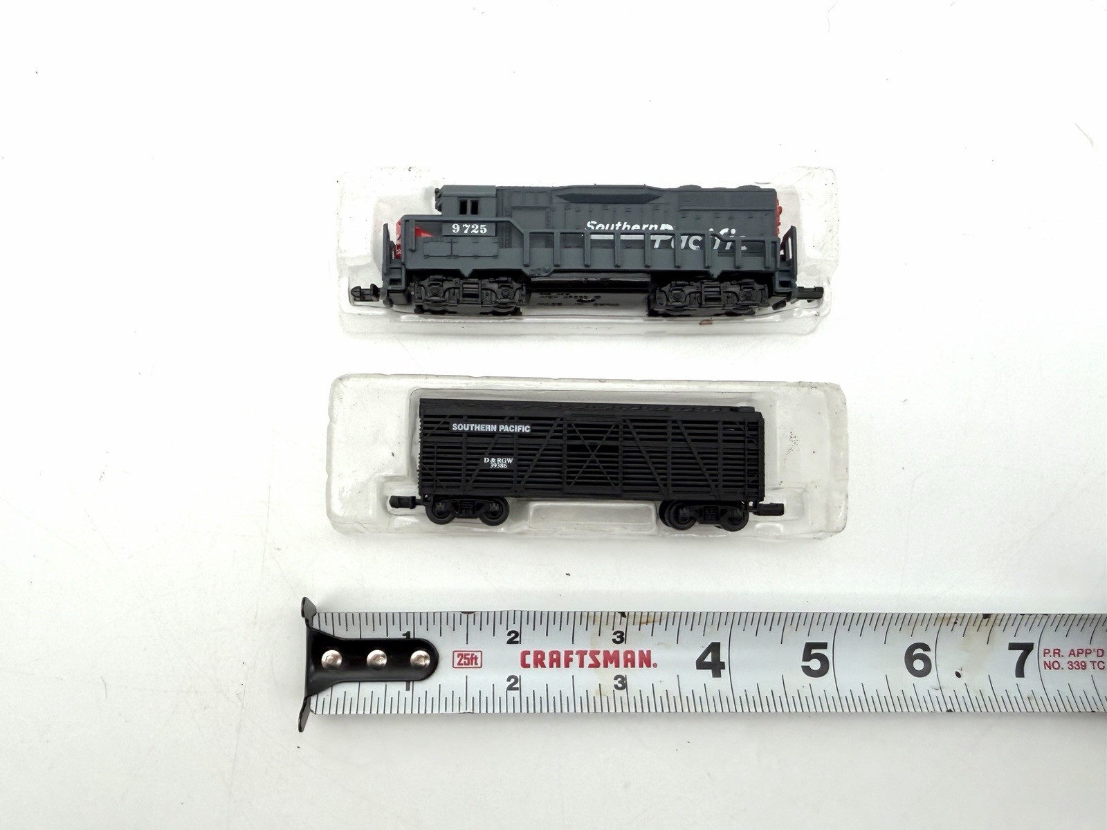 Southern Pacific N Scale Dummy Locomotive 9725 & Stock Car w/ Boxes Lot