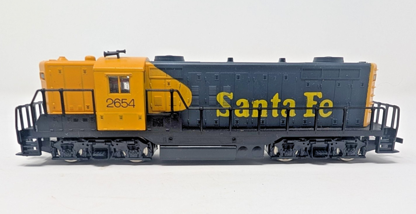 BOX – ATHEARN AHM/Yugo HO GP18 Diesel Locomotive, Santa Fe #2654 Observation Kit