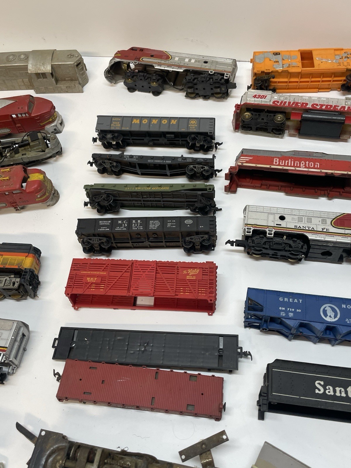 Vtg HUGE Lot HO Locomotives, Train Cars, Parts & Pieces Mixed *FOR PARTS AS IS*