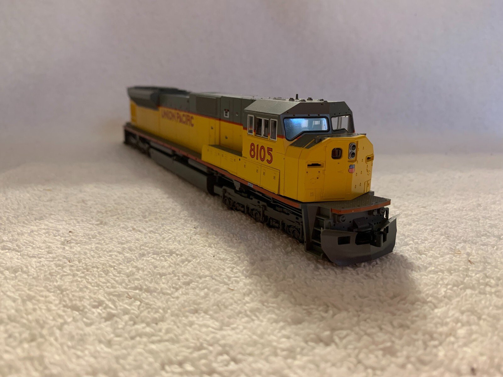 KATO #37-6355 HO Scale Union Pacific EMD SD90/43MAC Diesel Locomotive #8105