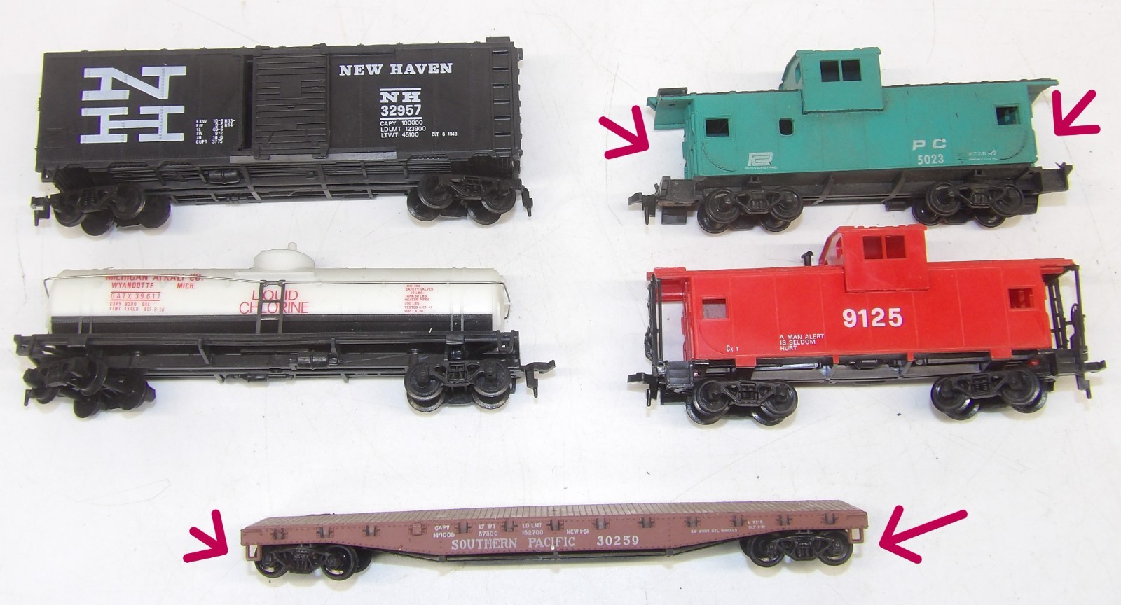 Vintage Model Power HO scale Santa Fe Alco FA-1 engine (runs rough) & 5 cars