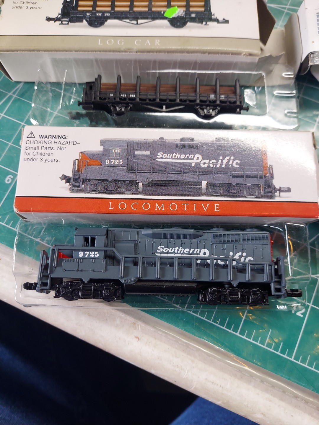 SOUTHERN PACIFIC LOCOMOTIVE ENGINES Cars Lot High Speed Toy Train