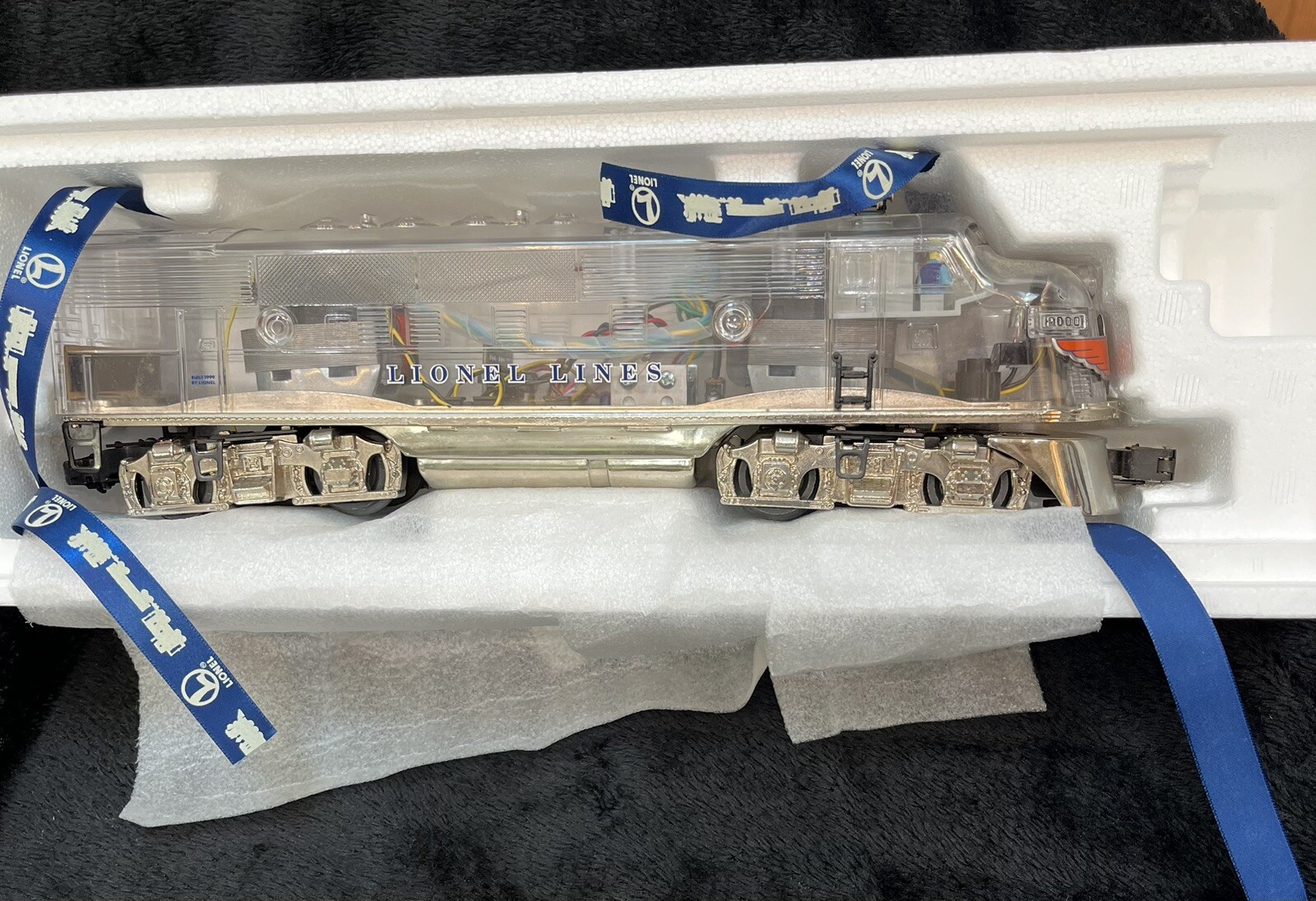LIONEL 6-38151 F3A POWERED & 6-38152 F3A NON-POWERED CLEAR CAB LOCO SET