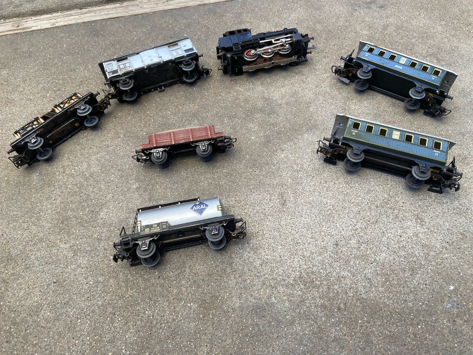 Märklin HO Set 3000 Engine with Cars, and Others – Untested