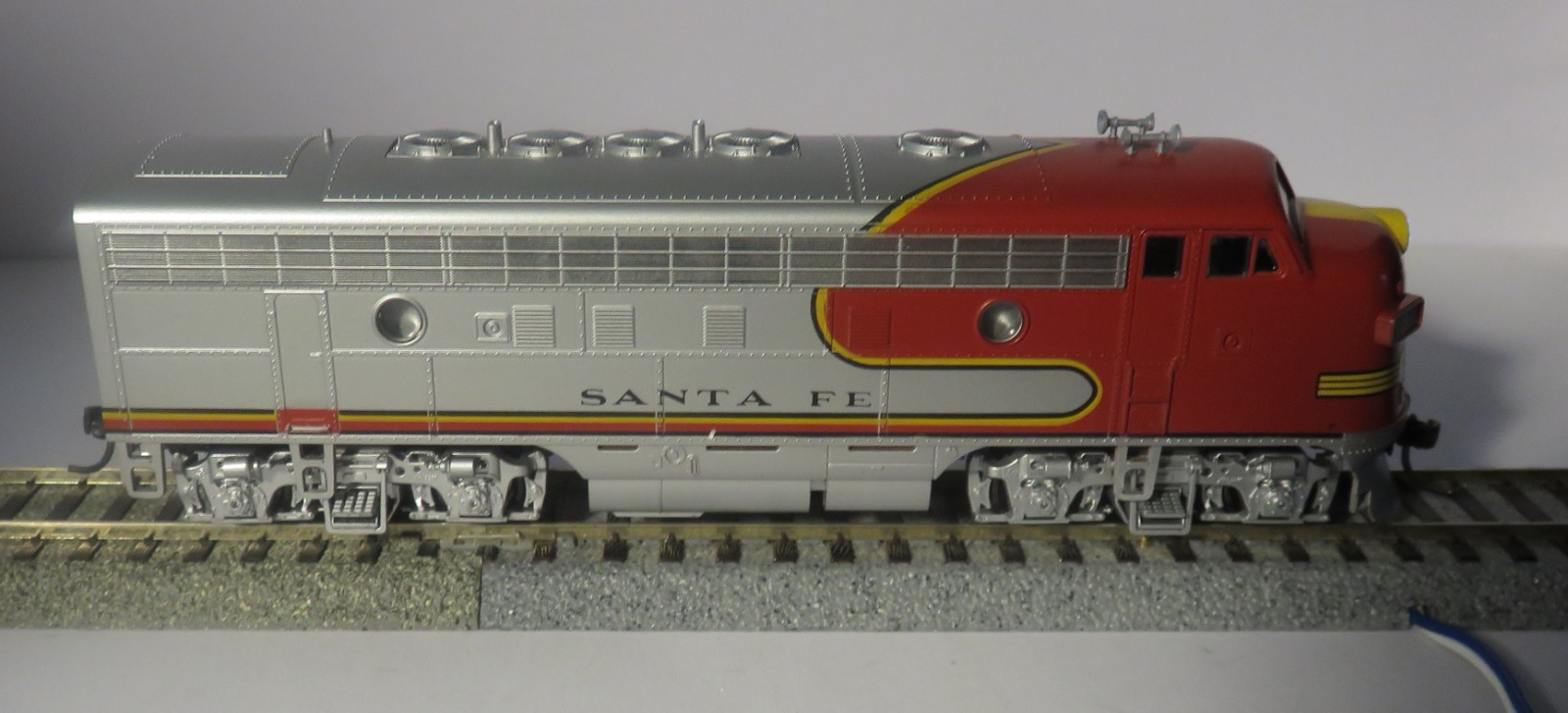 Stewart/Kato HO ATSF Warbonnet F7A DC/DCC, Directional LED Light, Kadee Couplers