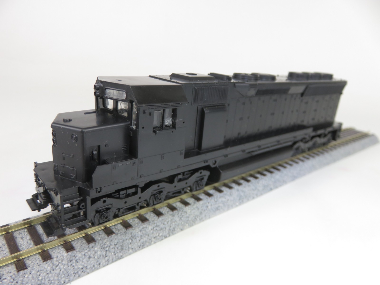 Athearn Blue Box 4160 HO Scale Undecorated EMD SD45 Diesel Locomotive