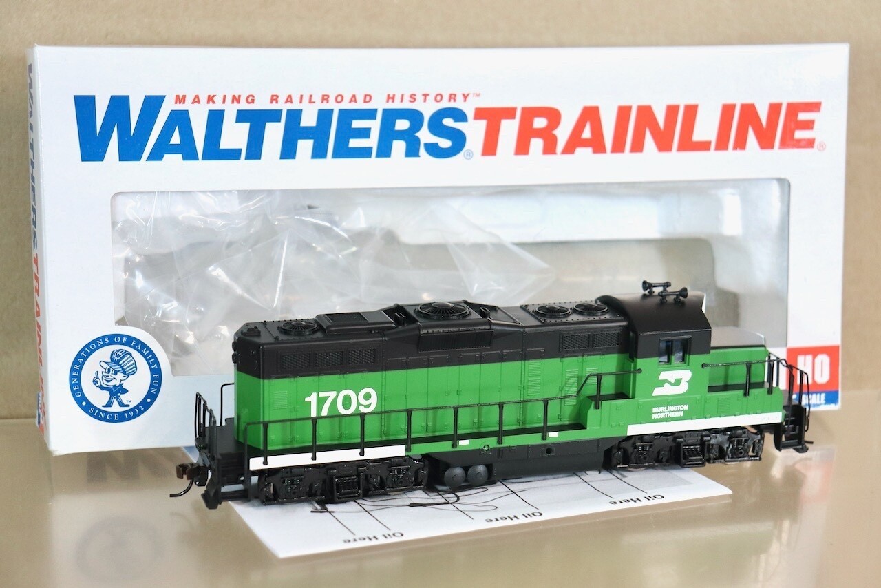 WALTHERS 931-101 BURLINGTON NORTHERN BN CLASS GP9M DIESEL LOCOMOTIVE 21709 on