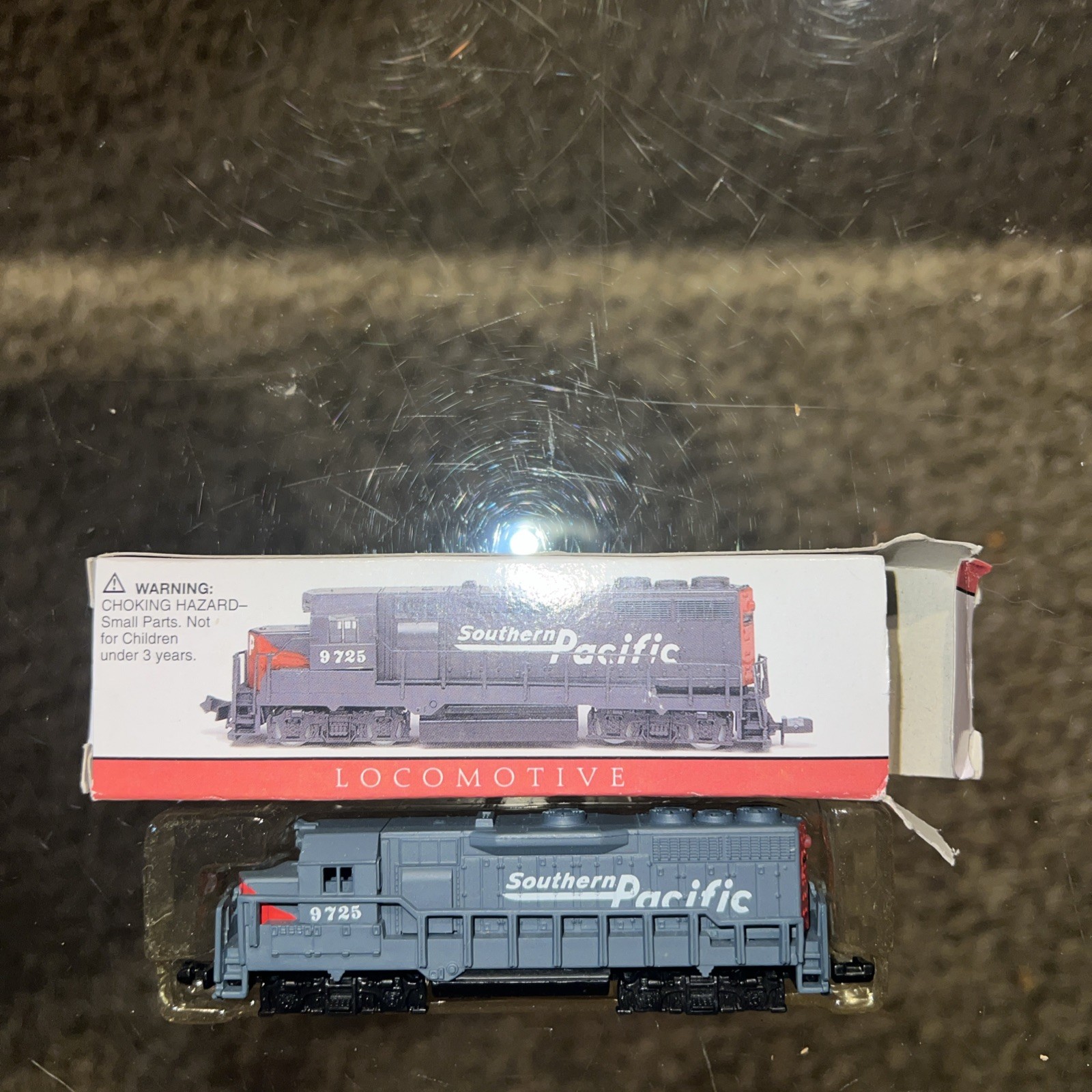 Vintage Southern Pacific Locomotive 9725 Never used still in box. N Scale