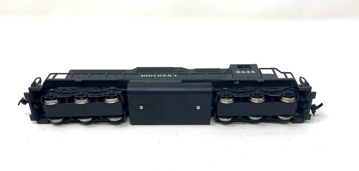 AHM SD-40 w/ Fly Wheel 5030-06 S.P. Southern Pacific 8444 HO Train Locomotive