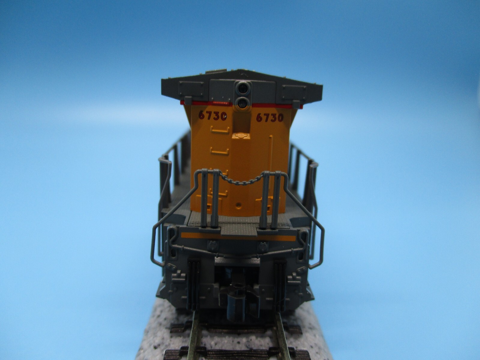 KATO N SCALE LOCOMOTIVE – AC4400CW – UNION PACIFIC #6730 – DC/DCC READY-176-7040