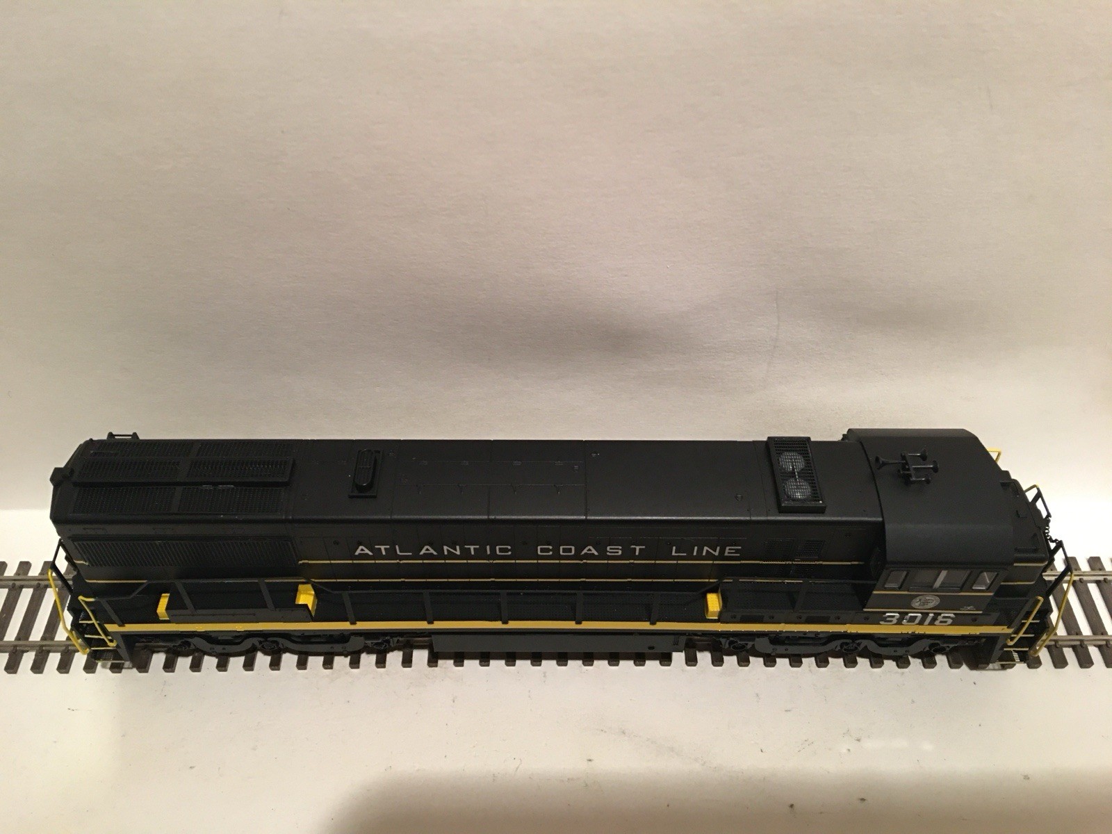 HO Rivarossi HR2538 Atlantic Coast Line GE U25C Diesel Locomotive ACL #3016