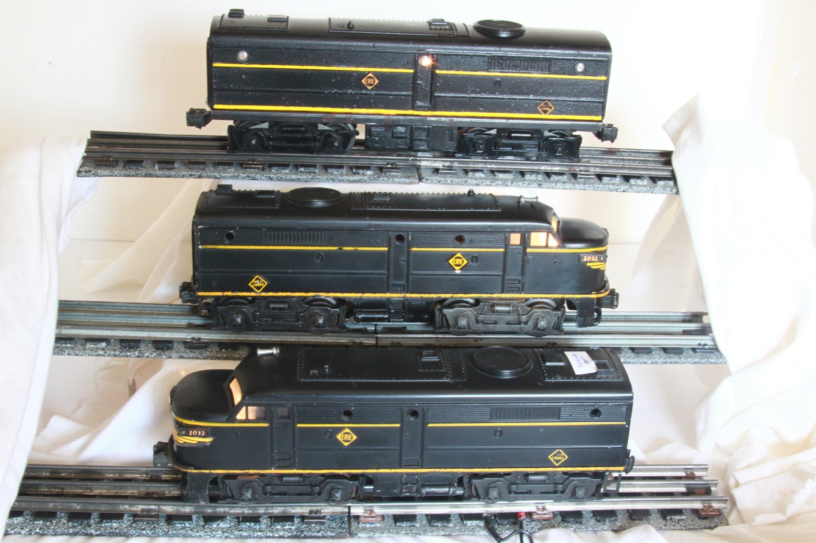 Lionel 2032 Erie Diesel Alco Locomotive Set w/Non-Original “B” Unit