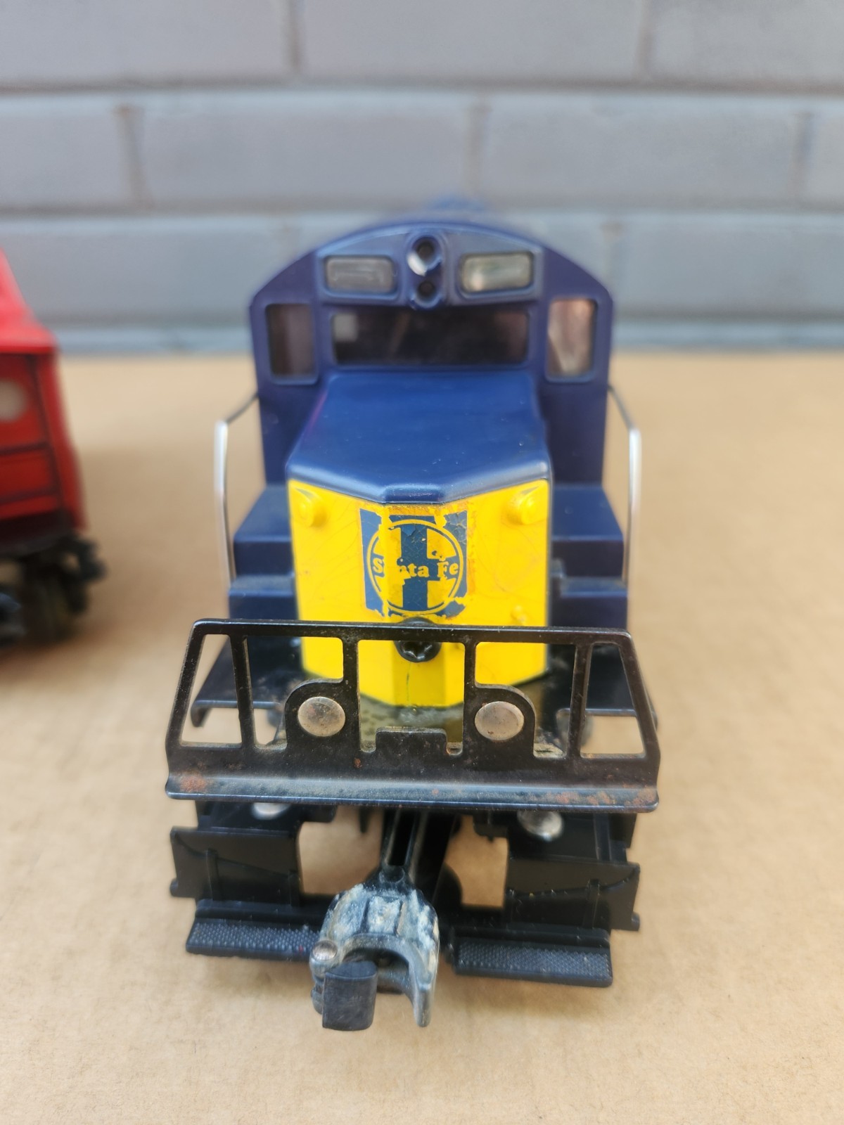 Lionel 8352 Santa Fe GP7 Powered Diesel Switcher Locomotive & 9163 AT&SF Caboose