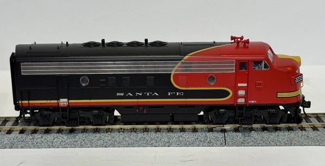 Broadway Limited HO Santa Fe Black Bonnet F3 A – DCC & Sound – #2233