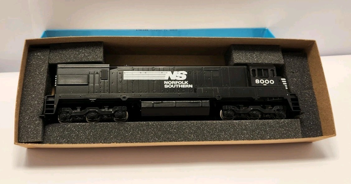 ATHEARN HO GEU30C Norfolk Southern 8000 POWERED DIESEL LOCOMOTIVE NOS B21