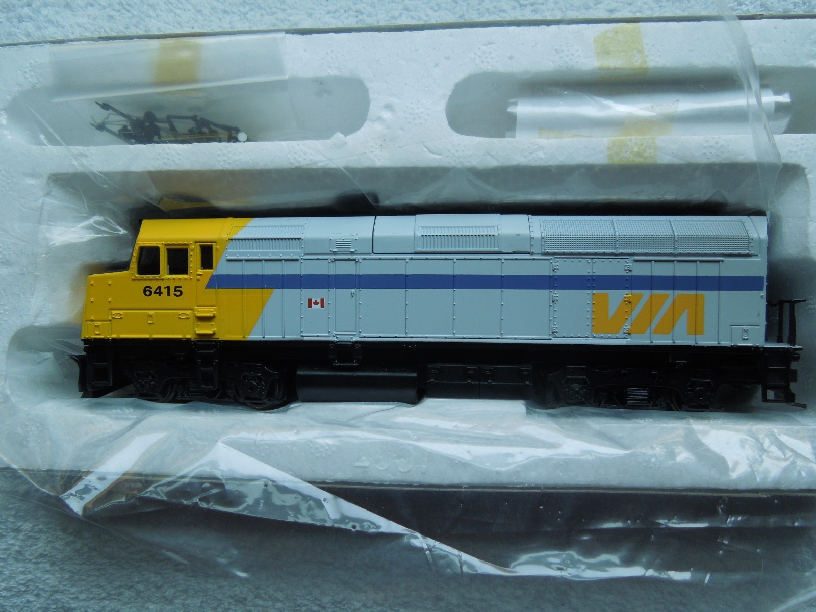 HO SCALE WALTHERS TRAINLINE EMD F40PH VIA RAIL LOCOMOTIVE #931-308