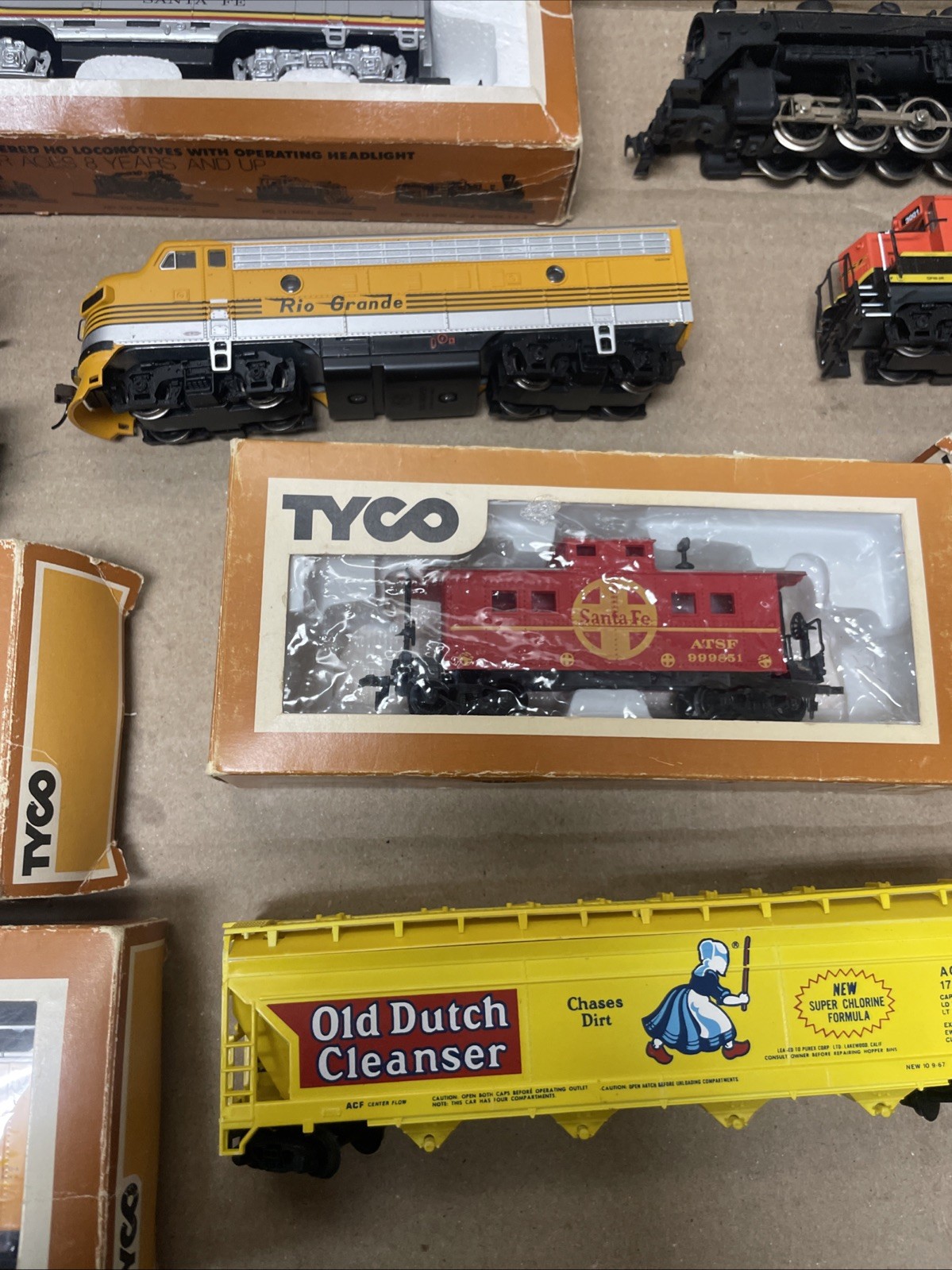 1970 HO Scale Tyco & Bachman Lot Of Union Pacific Diesel Locomotive And Cars !