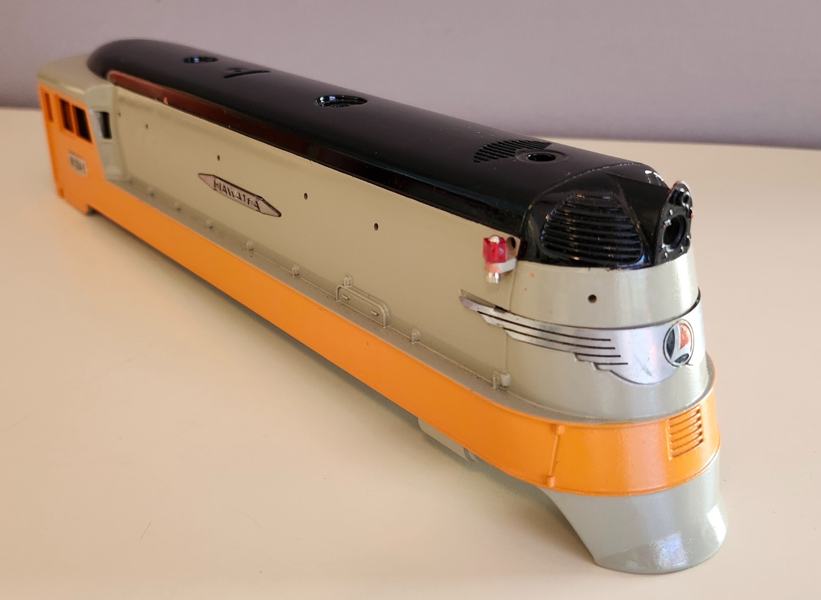 LIONEL O-GAUGE DIECAST MILWAUKEE ROAD HIAWATHA 350-E LOCOMOTIVE BODY/SHELL ONLY