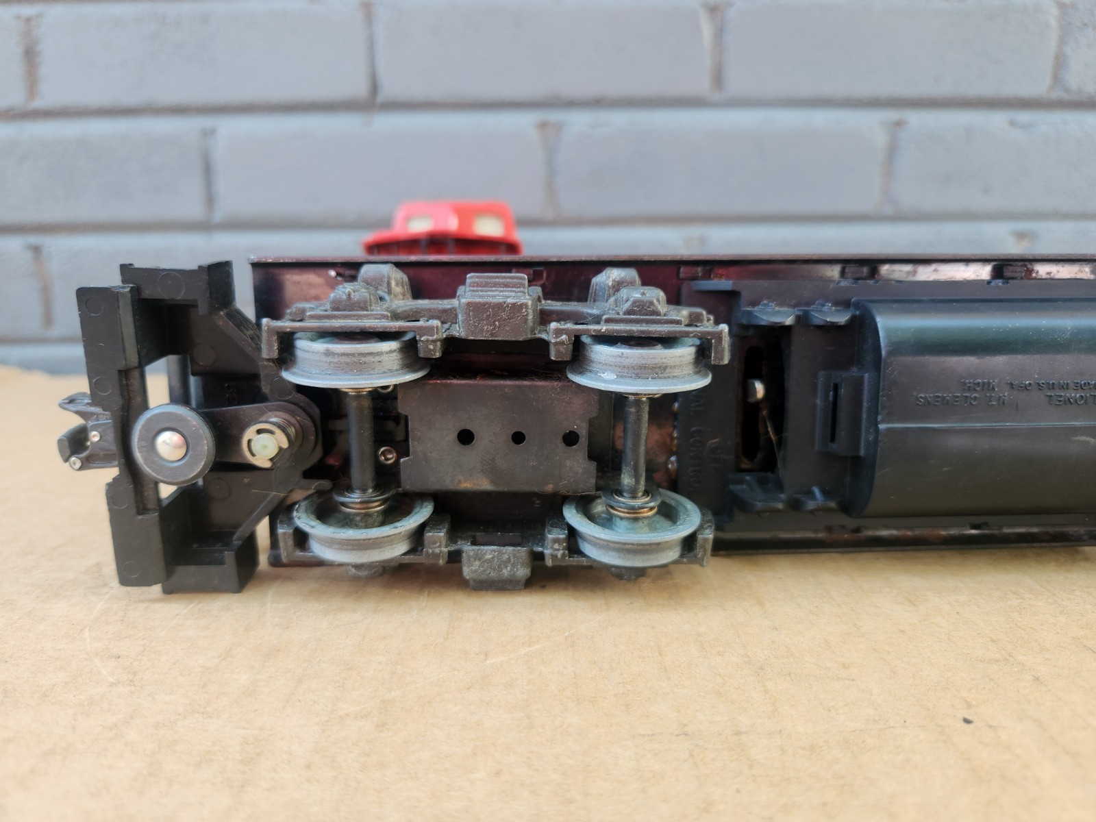 Lionel 8352 Santa Fe GP7 Powered Diesel Switcher Locomotive & 9163 AT&SF Caboose