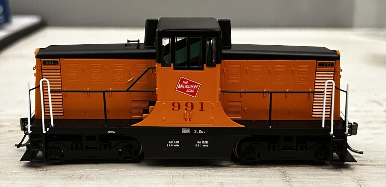 Rapido HO Scale GE 44 Tonner Milwaukee Road #991 DC Only—48009