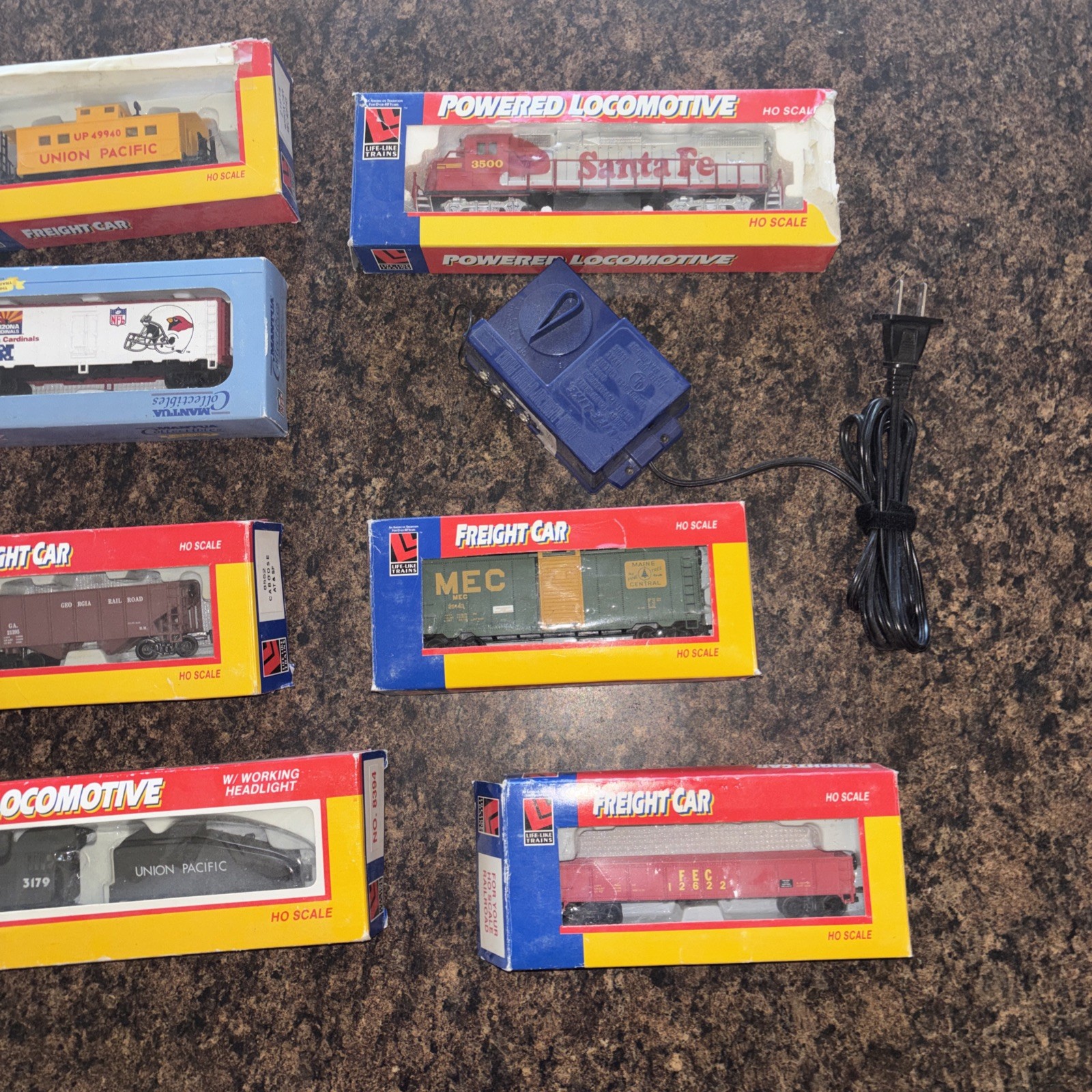 Life Like Trains HO Scale Electric Locomotive freight Car Caboose LOT￼