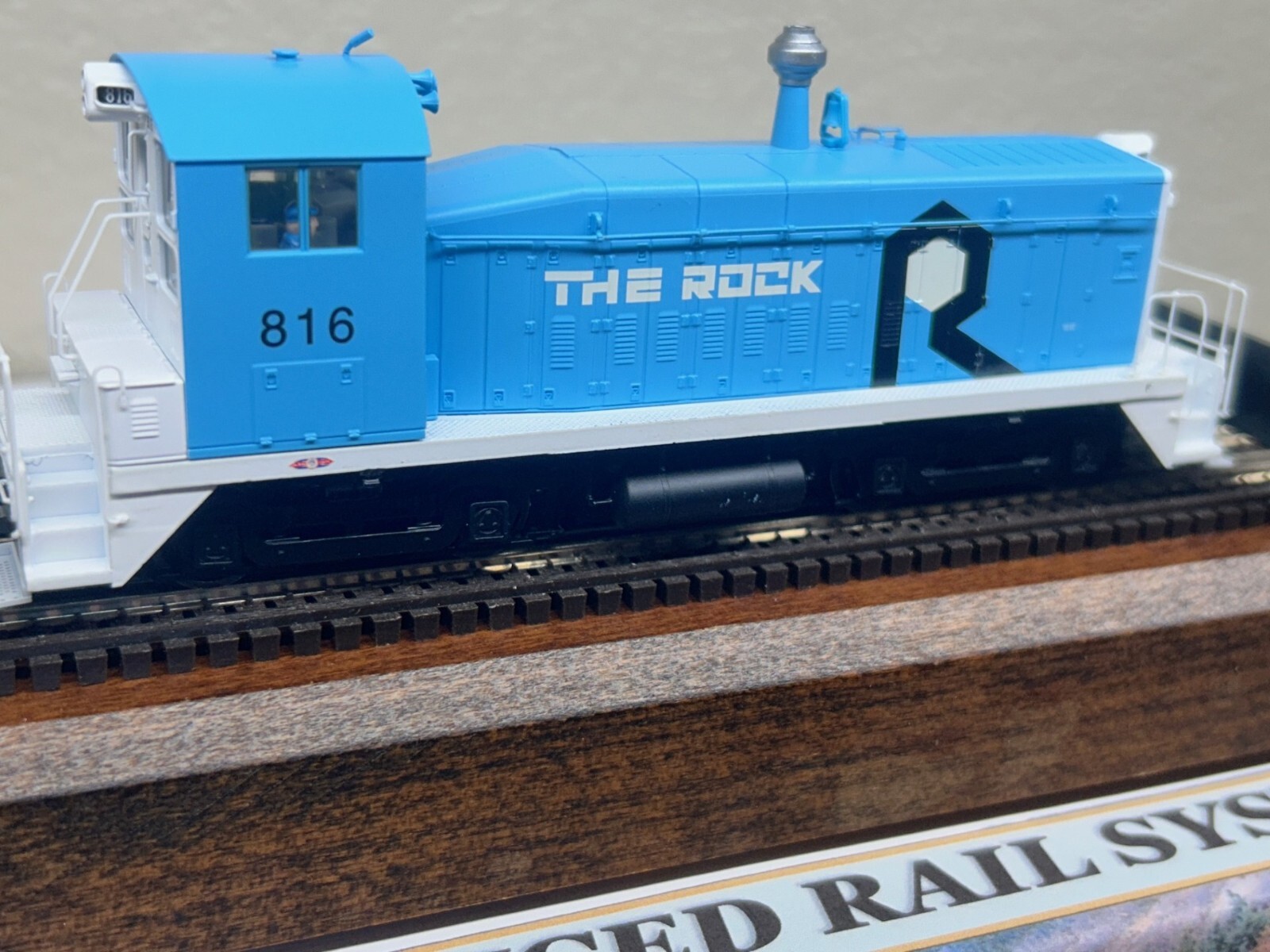 ROCK ISLAND SW8/900 SWITCHERE LOCO DCC & QUANTUM SOUND- HO Scale -” BLUE “-NEW