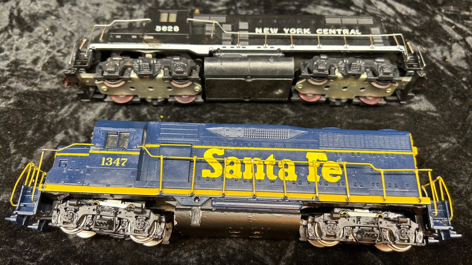Lot 3 HO 5628, 350, 1347 Santa Fe, New York Central, 2 Locomotives, 1 Dummy, c33