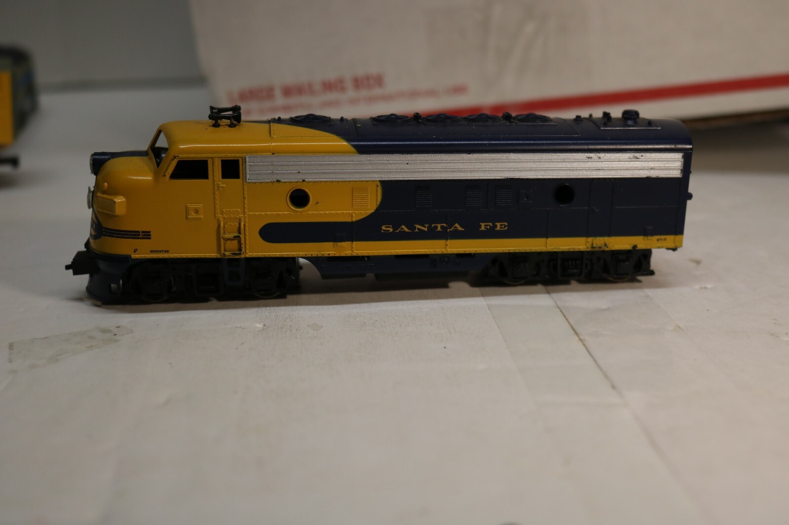 AHM Locomotive Santa Fe – Blue and Yellow